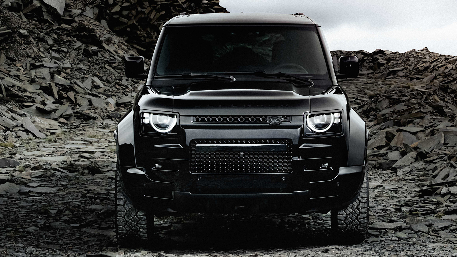Πρεμιέρα για το νέο Land Rover Defender Octa Black 